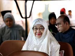 Megawati dan Keluarga Umroh hingga Ziarah Makam Nabi Muhammad