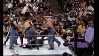 Apa iya pemandangan keributan di derby Merseyside tidak ubahnya seperti adegan dalam WWE ini? Foto: dok. Internet/X (Twitter)
