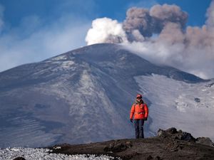 Mengenal Gunung Berapi Tertinggi di Eropa yang Kembali Erupsi