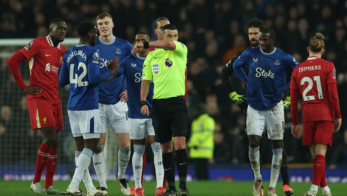 Soccer Football - Premier League - Everton v Liverpool - Goodison Park, Liverpool, Britain - February 12, 2025 Players from both teams and referee Michael Oliver during a VAR review REUTERS/Phil Noble EDITORIAL USE ONLY. NO USE WITH UNAUTHORIZED AUDIO, VIDEO, DATA, FIXTURE LISTS, CLUB/LEAGUE LOGOS OR LIVE SERVICES. ONLINE IN-MATCH USE LIMITED TO 120 IMAGES, NO VIDEO EMULATION. NO USE IN BETTING, GAMES OR SINGLE CLUB/LEAGUE/PLAYER PUBLICATIONS. PLEASE CONTACT YOUR ACCOUNT REPRESENTATIVE FOR FURTHER DETAILS..