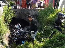 Hindari Pemotor, Moge BMW di Pasuruan Tercebur Parit