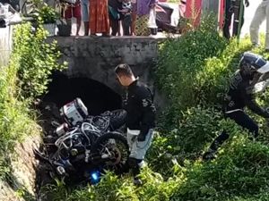 Hindari Pemotor, Moge BMW di Pasuruan Tercebur Parit Hindari Pemotor, Moge BMW di Pasuruan Tercebur Parit