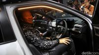 Momen Menteri Perindustrian Jajal Mobil Mitsubishi di IIMS 2025