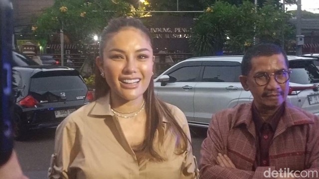 Berita Viral Selebriti dari InsertLive : Sidang Gugatan Wanprestasi Nikita Mirzani Ditunda Karena Reza Gladys Absen