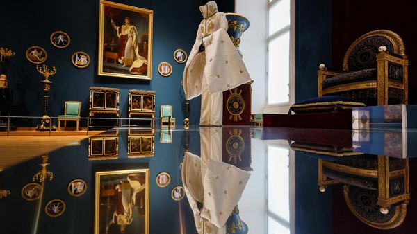 Pameran Louvre Couture Hadirkan Seni dan Mode yang Memukau