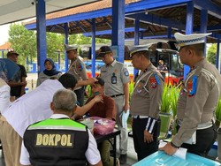 Kru Angkutan Umum di Terminal Pare Kediri Dites Urine