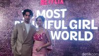 Pesona Reza Rahadian-Sheila Dara di Premier The Most Beautiful Girl in The World