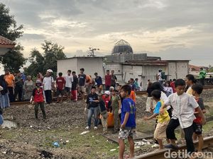 Siswi SMKN 10 Semarang Tewas Tertabrak Kereta Api Usai Terobos Palang Siswi SMKN 10 Semarang Tewas Tertabrak Kereta Api Usai Terobos Palang