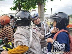 Polisi Ponorogo Edukasi Keselamatan Berlalu Lintas di Tengah Keramaian