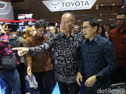 Begini Reaksi Menperin Agus Gumiwang saat Melihat Innova Zenix Bioetanol