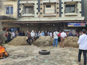 PN Palembang Gagal Eksekusi 3 Ruko hingga Nyaris Ricuh PN Palembang Gagal Eksekusi 3 Ruko hingga Nyaris Ricuh