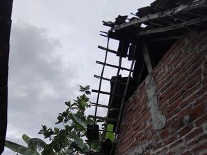 Puting Beliung Terjang Ngawi, 3 Rumah Rusak Puting Beliung Terjang Ngawi, 3 Rumah Rusak
