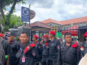 Satgas PDIP Siaga di PN Jaksel Jelang Putusan Praperadilan Hasto Satgas PDIP Siaga di PN Jaksel Jelang Putusan Praperadilan Hasto