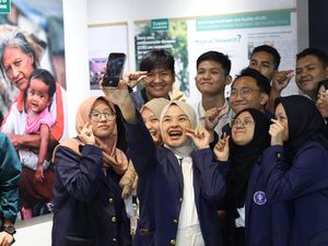 Semringah Ratusan Mahasiswa Indonesia Terima Beasiswa