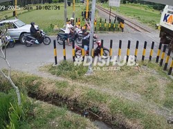 Video: Pemotor Nyelonong Nyaris Ditabrak Kereta di Blitar, Untung Kepentok Palang