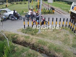 Video: Pemotor Nyelonong Nyaris Ditabrak Kereta di Blitar, Untung Kepentok Palang Video: Pemotor Nyelonong Nyaris Ditabrak Kereta di Blitar, Untung Kepentok Palang