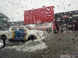 Sejumlah Kawasan di Surabaya Tergenang Setelah Diguyur Hujan Angin