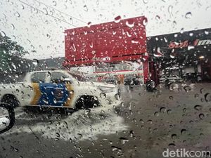 Sejumlah Kawasan di Surabaya Tergenang Setelah Diguyur Hujan Angin Sejumlah Kawasan di Surabaya Tergenang Setelah Diguyur Hujan Angin