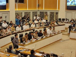 Bahas Anggaran Dipangkas, 3 Menteri Prabowo Rapat Malam di DPR