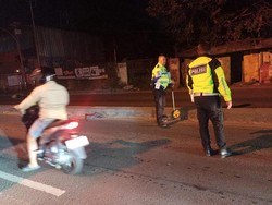 Tabrak Truk Mogok, Pengendara Motor Listrik di Bogor Luka-luka