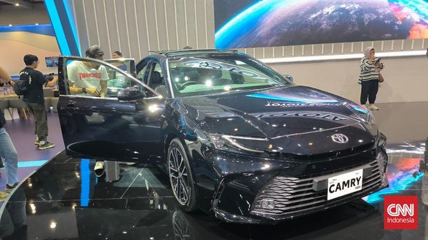 Toyota New Camry Hybrid meluncur di Indonesia International Motor Show (IIMS), Kamis (13/2/2025).