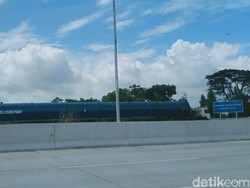 Konvoi Truk Bawa Tabung Raksasa Terjebak di Tol Solo-Jogja, Begini Endingnya