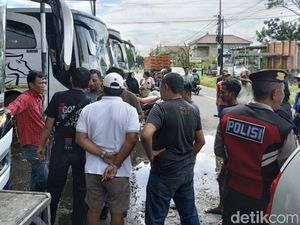 Heboh Sopir Gantung Diri Dalam Bus di Godean Sleman Heboh Sopir Gantung Diri Dalam Bus di Godean Sleman