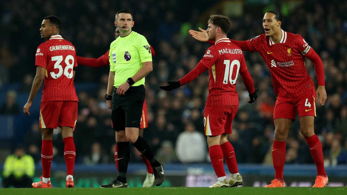 Wasit Michael Oliver dalam Derby Merseyside. (Foto: REUTERS/Phil Noble)
