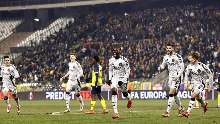 BRUSSELS - Jorthy Mokio of Ajax and Davy Klaassen of Ajax celebrate the 0-2 during the Europa League playoff match between Royale Union Saint-Gilloise and Ajax Amsterdam at the King Baudouin Stadium on Feb. 13, 2025 in Brussels, Belgium. ANP MAURICE VAN STEEN (Photo by ANP via Getty Images)