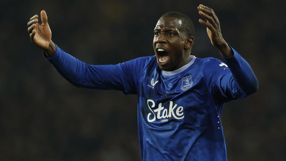 Gelandang Everton Abdoulaye Doucoure jadi korban aksi rasisme di Derby Merseyside (Action Images via Reuters/Jason Cairnduff)
