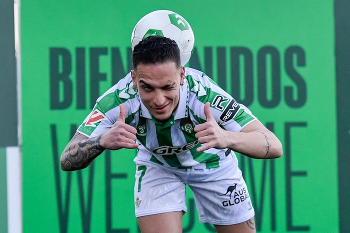 Real Betis' new Brazilian player Antony Santos poses during his presentation at the Ciudad Deportivo Luis del Sol in Seville on February 5, 2025. (Photo by CRISTINA QUICLER / AFP)