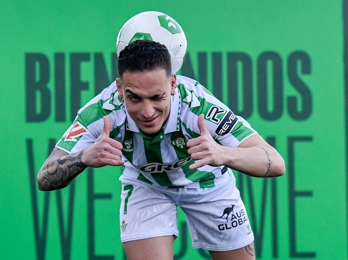 Real Betis' new Brazilian player Antony Santos poses during his presentation at the Ciudad Deportivo Luis del Sol in Seville on February 5, 2025. (Photo by CRISTINA QUICLER / AFP)