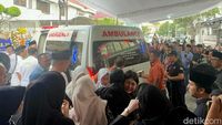 Suasana Kedatangan Jenazah Renville Antonio di Rumah Duka
