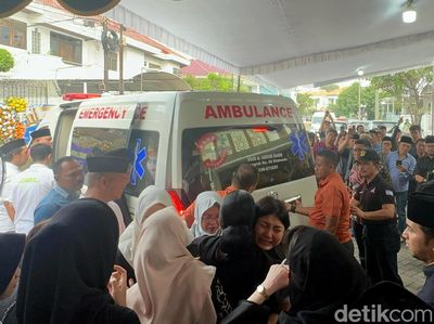 Suasana Kedatangan Jenazah Renville Antonio di Rumah Duka
