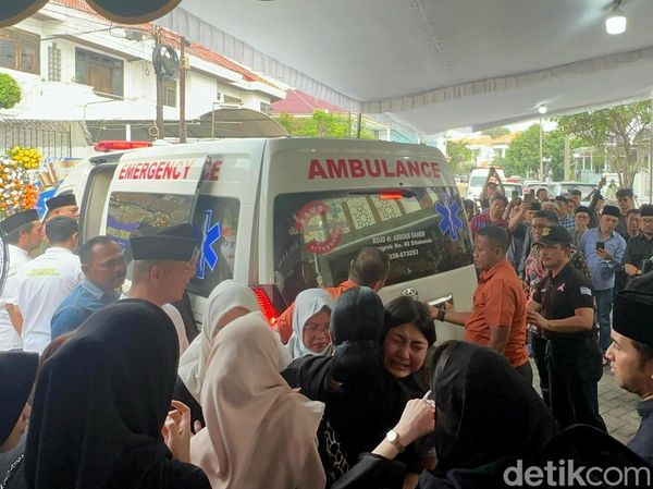 Suasana Kedatangan Jenazah Renville Antonio di Rumah Duka
