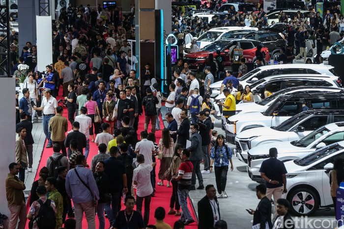 Berburu Kendaraan Baru di IIMS 2025 Indonesia International Motor Show (IIMS) 2025 tengah digelar di JIExpo Kemayoran, Jakarta. Di sini, para sultan berburu kendaraan baru.