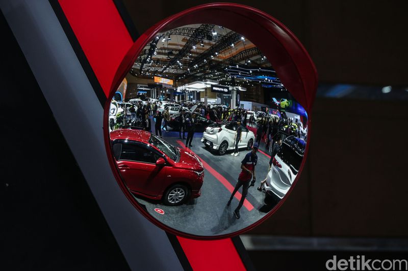Indonesia International Motor Show (IIMS) 2025 tengah digelar di JIExpo Kemayoran, Jakarta. Di sini, para 'sultan' berburu kendaraan baru.