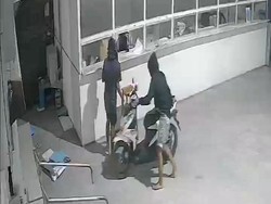 Santai Banget! 2 Maling Curi Motor Dalam Gudang Es Krim