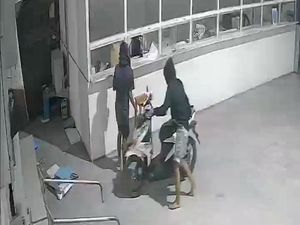 Santai Banget! 2 Maling Curi Motor Dalam Gudang Es Krim Santai Banget! 2 Maling Curi Motor Dalam Gudang Es Krim