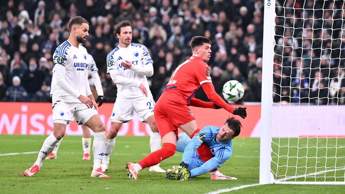 COPENHAGEN, DENMARK - FEBRUARY 13: Runar Alex Runarsson of .F.C. Copenhagen clashes with Thomas Keller of 1.FC Heidenheim 1846 during the UEFA Europa Conference League 2024/25 League Knockout Play-off First Leg match between F.C. Copenhagen and 1. FC Heidenheim 1846 at Parken Stadium on February 13, 2025 in Copenhagen, Denmark. (Photo by Oliver Hardt - UEFA/UEFA via Getty Images)