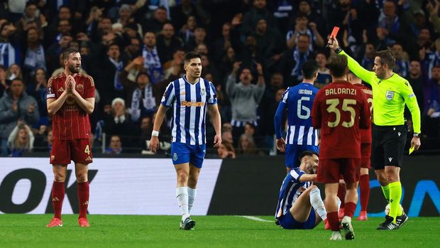 Soccer Football - Europa League - Knockout Phase Playoff - First Leg - FC Porto v AS Roma - Estadio do Dragao, Porto, Portugal - February 13, 2025 AS Roma's Bryan Cristante is shown a red card by referee Tobias Stieler REUTERS/Pedro Nunes