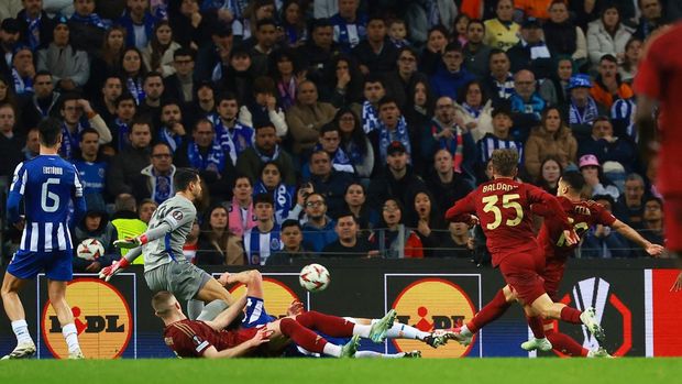 Soccer Football - Europa League - Knockout Phase Playoff - First Leg - FC Porto v AS Roma - Estadio do Dragao, Porto, Portugal - February 13, 2025 AS Roma's Bryan Cristante is shown a red card by referee Tobias Stieler REUTERS/Pedro Nunes