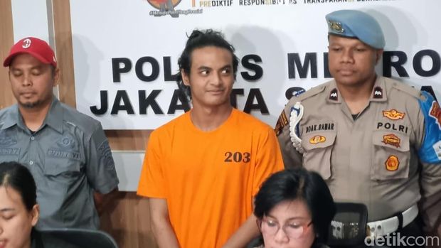  Polisi menahan Vadel Badjideh tersangka kasus persetubuhan terhadap anak Nikita Mirzani, LM. Begini tampang Vadel berbaju tahanan. (Taufiq/detikcom).