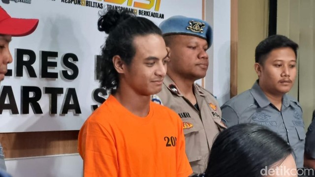 Berita Seputar Selebriti Insertlive Terkini : Vadel Badjideh Nangis Rayakan Ulang Tahun di Penjara
