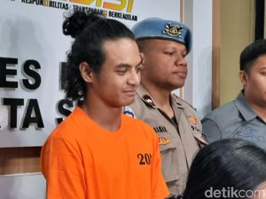Momen Vadel Badjideh Lebaran di Rutan Polres Momen Vadel Badjideh Lebaran di Rutan Polres