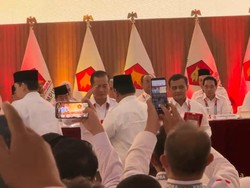 Resmi Jadi Kader Partai Gerindra, Iqbal Terima KTA dari Prabowo