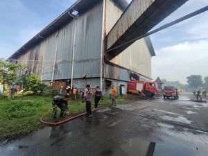 Gudang Pabrik Gula di Tayu Pati Terbakar Gudang Pabrik Gula di Tayu Pati Terbakar