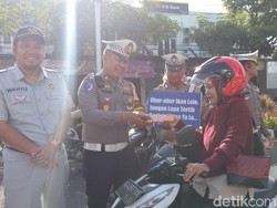 Satlantas Trenggalek Kampanye Keselamatan-Bagikan Cokelat di Hari Kasih Sayang