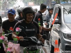 Siswa SMAK Untung Suropati Sidoarjo Bagikan Nasbucin ke Pengguna Jalan