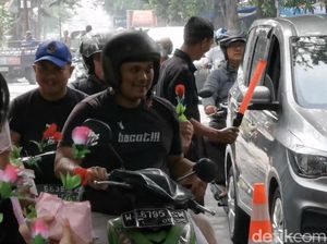 Siswa SMAK Untung Suropati Sidoarjo Bagikan Nasbucin ke Pengguna Jalan Siswa SMAK Untung Suropati Sidoarjo Bagikan Nasbucin ke Pengguna Jalan